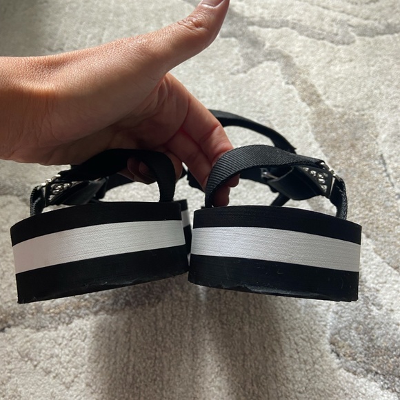 The Wishbone Collection Sandals // Size 7.5 - Picture 9 of 14